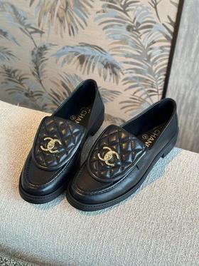 香奈儿2025全新菱格纹书包金扣乐福鞋黑金配色双𝗖𝐥𝐨𝐠𝐨菱格纹小羊皮设计（HC）