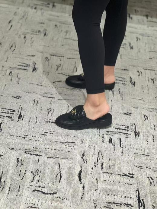 香奈儿书包扣穆勒拖鞋黑金配色双Clogo菱格纹小羊皮设计（HC） 商品图4