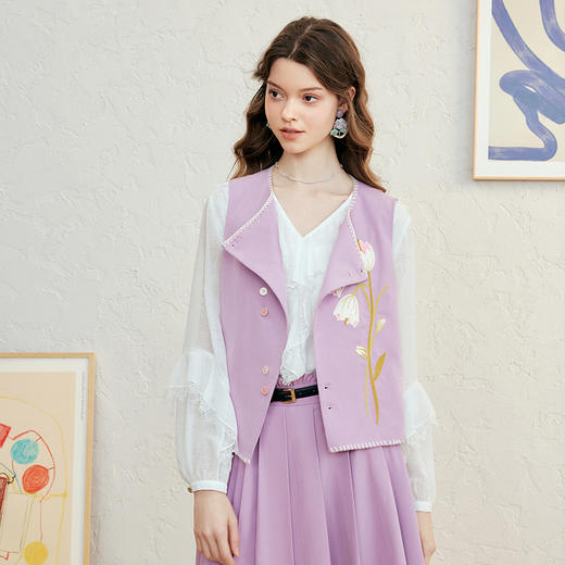 两三事 花魂复苏 2025春季新款复古绣花斜边单排扣马甲外套女马夹 商品图2