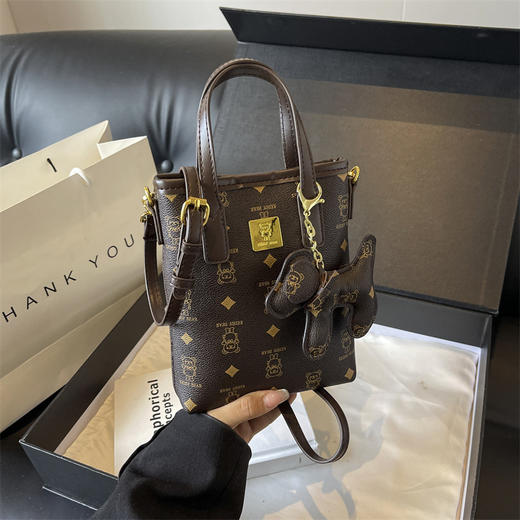 【小众设计感❗️复古小熊单肩斜挎包】顺滑长肩带，百搭不挑人，创意公仔挂件，元气满满活力四射！手拎上班手机包女士包包新款潮时尚女 商品图3