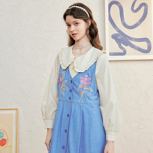 两三事 花童绮世 2025春季新款森女风绣花单排扣宽松背心裙连衣裙 商品图1