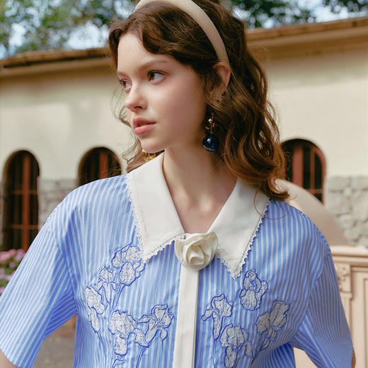 两三事 风信与海 2025春季新款小清新花朵领带绣花蓝白条纹衬衫女 商品图3