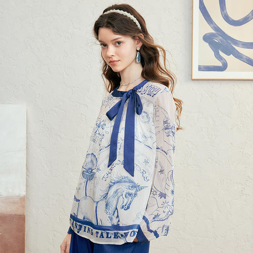 两三事 素描世界 2025春季新款小清新印花拼色绑带领雪纺衫女宽松 商品图3