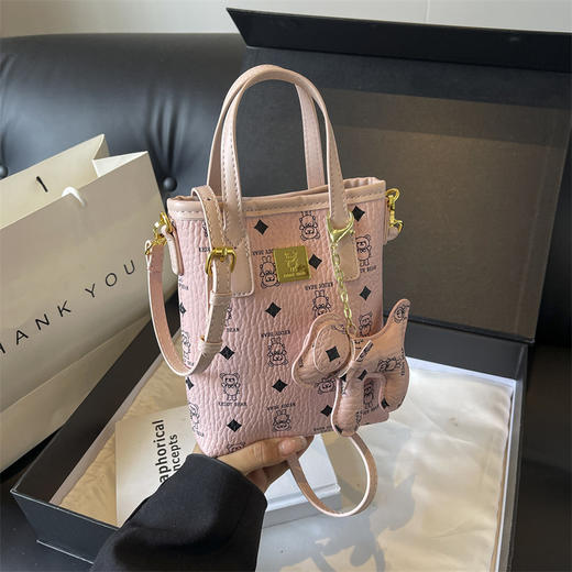 【小众设计感❗️复古小熊单肩斜挎包】顺滑长肩带，百搭不挑人，创意公仔挂件，元气满满活力四射！手拎上班手机包女士包包新款潮时尚女 商品图1