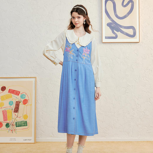 两三事 花童绮世 2025春季新款森女风绣花单排扣宽松背心裙连衣裙 商品图2