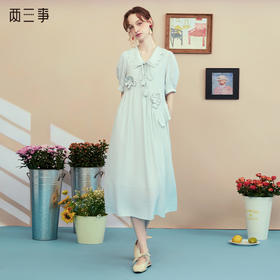 两三事 林下初行 2025春季新款甜美立体花朵绑带翻领连衣裙