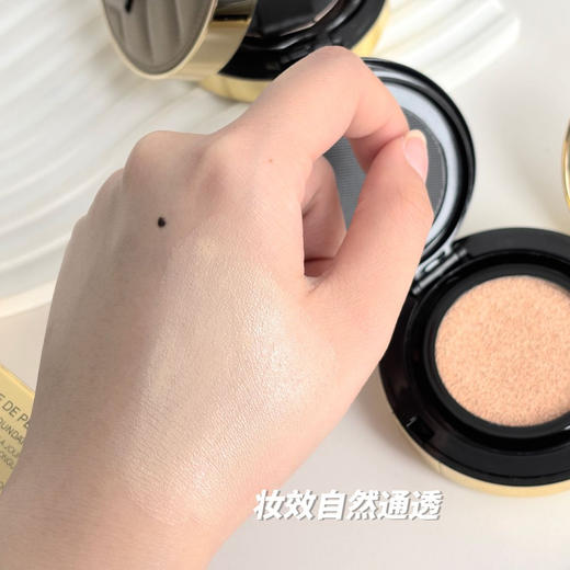 【限定版YSL皮气垫黑金限定】下单再送兰蔻小蛮腰口红小样 色号随机!微瑕秒杀!!一整个富家千金风，黑色LOGO嵌于金色皮革 这款气垫真的是颜值与实力并存，拿在手里就是贵妇本妇的感觉，高级感拉满!快 商品图2