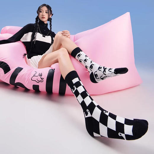 crazysox【疯狂的袜子】黑白企鹅AB袜子男女棉袜不对称鸳鸯中长筒袜（浙江仓）（无质量问题不退换） 商品图0