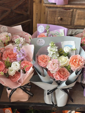 插花泥见面小花束。