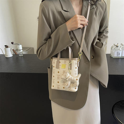 【小众设计感❗️复古小熊单肩斜挎包】顺滑长肩带，百搭不挑人，创意公仔挂件，元气满满活力四射！手拎上班手机包女士包包新款潮时尚女 商品图6