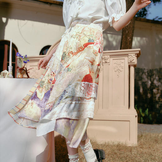 两三事 卜梦阁 2025春季新款复古蕾丝拼接拼布印花不规则半身裙 商品图3
