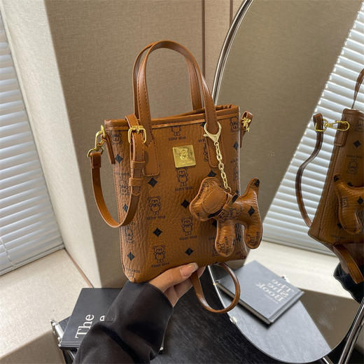 【小众设计感❗️复古小熊单肩斜挎包】顺滑长肩带，百搭不挑人，创意公仔挂件，元气满满活力四射！手拎上班手机包女士包包新款潮时尚女 商品图0