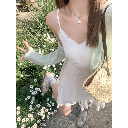 <曾小咸推荐>设计感不规则收腰浅杏色吊带连衣裙 商品图0