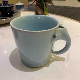 粉青抽象象把杯-华宁陶