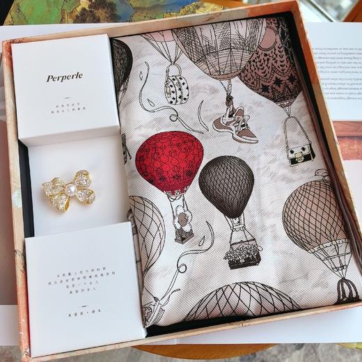 【甄珠贝·时尚高级感系列】70*70cm双面异色浪漫热气球丝巾和璀璨蝴蝶结d淡水珍珠胸花礼盒套装 商品图0