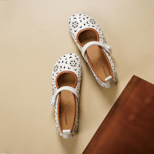 Westory2025年春季牛皮雕花镂空圆头平跟软底玛丽珍浅口单鞋S25AH58991 商品图3