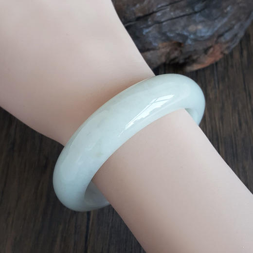 【天然正品】天然正桩细腻无纹裂糯种60号翡翠手镯271224JJ04 现售价：3380 商品图8