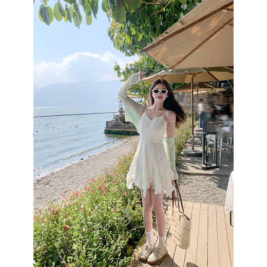 <曾小咸推荐>设计感不规则收腰浅杏色吊带连衣裙 商品图2