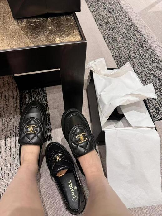 香奈儿2025全新菱格纹书包金扣乐福鞋黑金配色双𝗖𝐥𝐨𝐠𝐨菱格纹小羊皮设计（HC） 商品图5