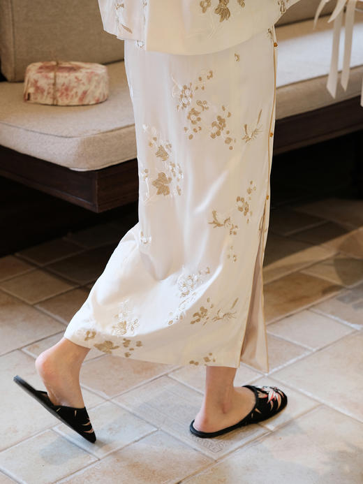 盛唐牡丹 |重缎真丝梅竹蝶手推绣半裙 商品图1