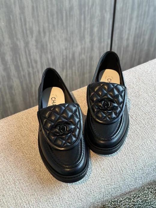 香奈儿2025全新菱格纹书包金扣乐福鞋黑金配色双𝗖𝐥𝐨𝐠𝐨菱格纹小羊皮设计（HC） 商品图2