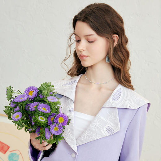 两三事 轻描生趣 2025春季新款小清新蕾丝拼接西装外套女短款 商品图2