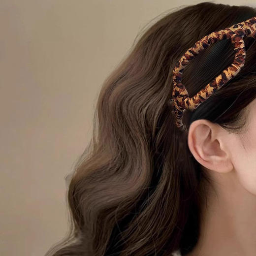 【豹纹眼镜发箍，复古百搭，高级时尚】秋冬豹纹眼镜发箍 复古毛毛高颅顶 百搭发卡高级感 时尚洋气洗脸头箍-QQ 商品图1