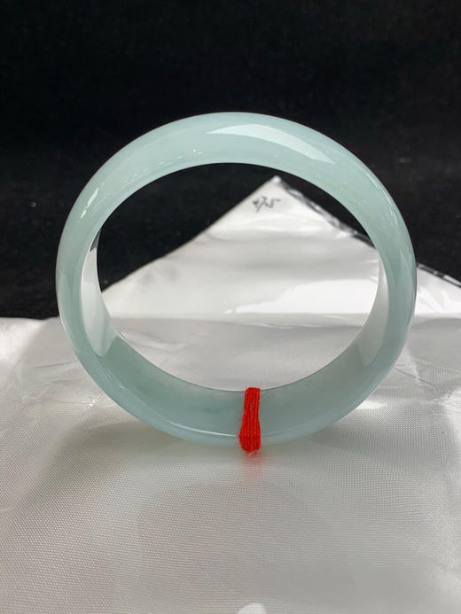 612450，57.5圈口，宽版冰晴正圈平安镯晴蓝底色飘一点淡色花，种水好完美无裂 商品图3