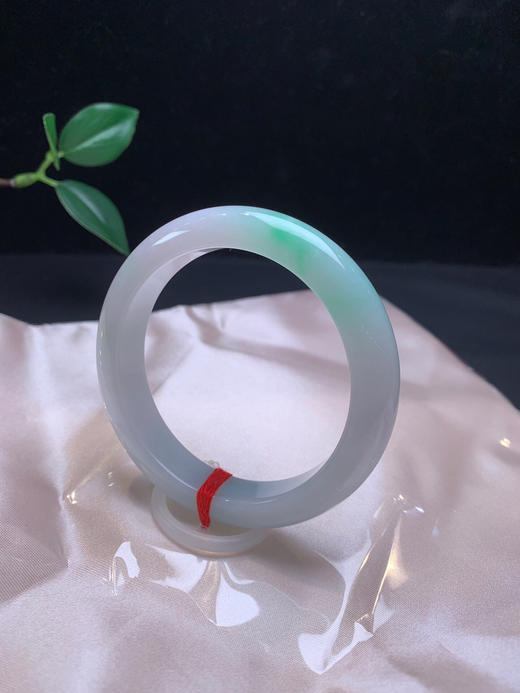 612446，54.5飘绿宽版手镯，尺寸11.5-8.5mm。底妆细腻清新淡雅白底青润润的整体均匀 商品图4