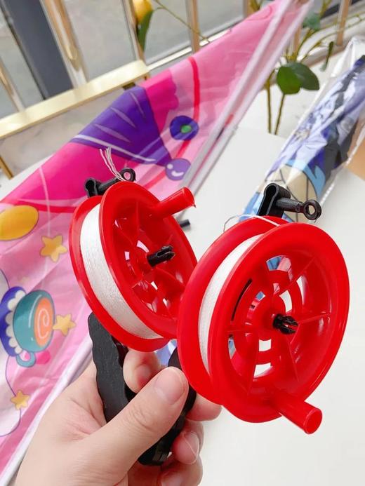 【出游好物丨吾家春季风筝系列】选用优质布料，轻盈结实高韧性不易破裂，包边加固玻璃钢撑杆，不易折断轻巧易飞，卡通图案加飘带，风一吹很灵动大小朋友都喜欢，周末阳光正好，微风不燥，最适合和孩子一起放风筝了 商品图5