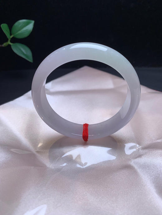 612442，57.3春带彩手镯，尺寸14.4-7.4mm。温润细腻，淡淡紫罗兰和淡绿化开，不经意间的惊艳 商品图2