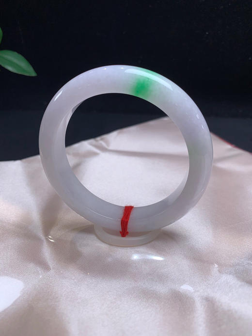 612444，55.4春带彩手镯，尺寸11.9-9mm。质地细腻柔润仙气十足一抹阳绿清新点缀 商品图2