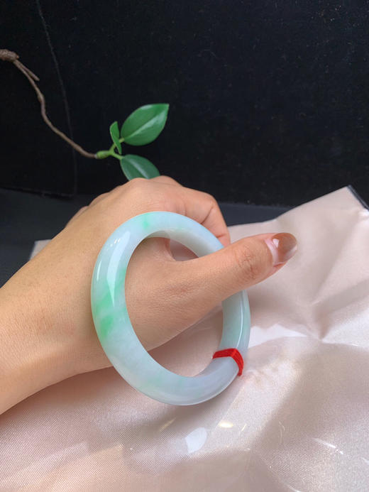 612445，56.9飘绿手镯，尺寸11.6-9.2mm。质地温润细腻果绿底干净清爽 商品图5