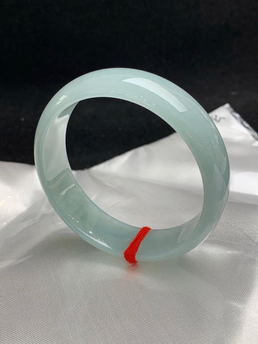 612450，57.5圈口，宽版冰晴正圈平安镯晴蓝底色飘一点淡色花，种水好完美无裂 商品图4