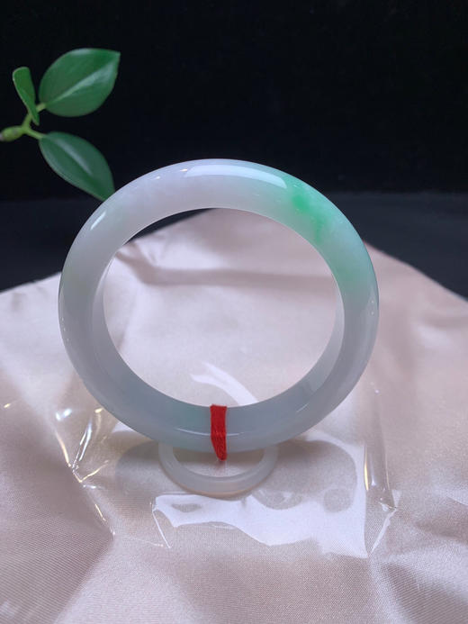 612446，54.5飘绿宽版手镯，尺寸11.5-8.5mm。底妆细腻清新淡雅白底青润润的整体均匀 商品图2