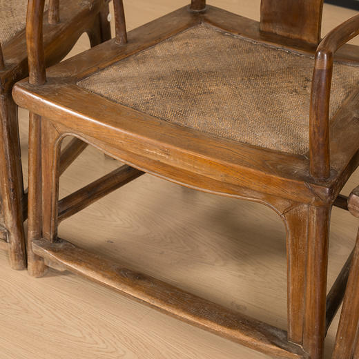 清早期 榉木扇面南官帽椅成堂（一堂四只） 商品图3