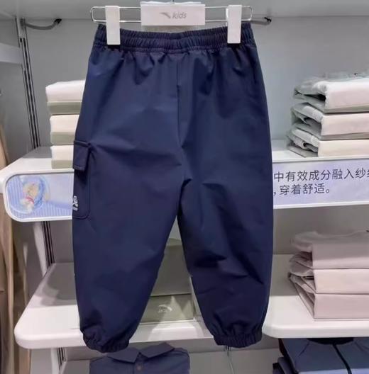 安踏儿童2025春男小童休闲户外舒适梭织长裤运动裤卫裤352529502 商品图1