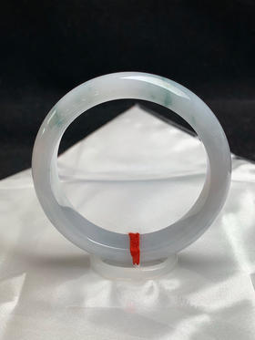 612449，52圈口细糯飘花正圈平安镯，白底飘蓝花，底子细润，清爽完美