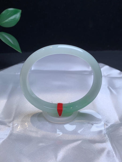 612443，52.4冰飘绿贵妃镯，尺寸9.9-6.2mm。温润细腻水润底妆清澈淡淡的晴绿底色，秀气十足 商品图1