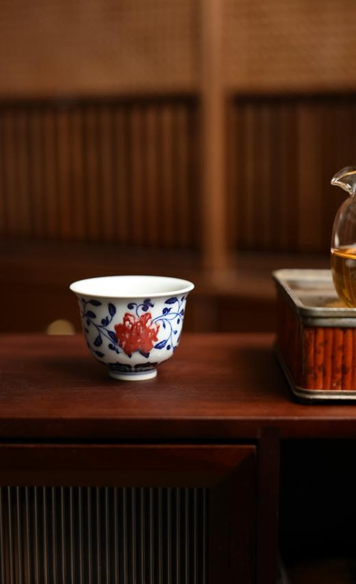 【怀宣临古】青花釉里红缠枝莲元宝 盖碗+釉里红缠枝莲铃铛杯 商品图8