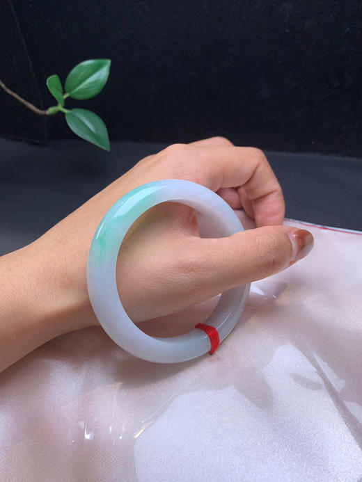 612446，54.5飘绿宽版手镯，尺寸11.5-8.5mm。底妆细腻清新淡雅白底青润润的整体均匀 商品图5