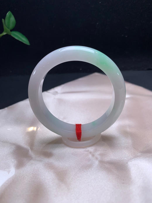 612447，52.1飘绿正圈手镯，尺寸12.4-8.2mm。飘绿底妆细腻清新干净白底青秀气完美 商品图4