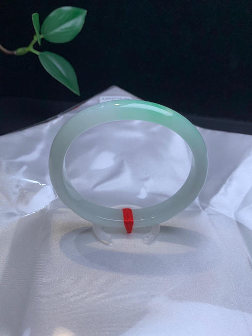 612443，52.4冰飘绿贵妃镯，尺寸9.9-6.2mm。温润细腻水润底妆清澈淡淡的晴绿底色，秀气十足 商品图4