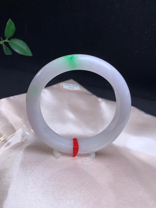 612444，55.4春带彩手镯，尺寸11.9-9mm。质地细腻柔润仙气十足一抹阳绿清新点缀 商品图0