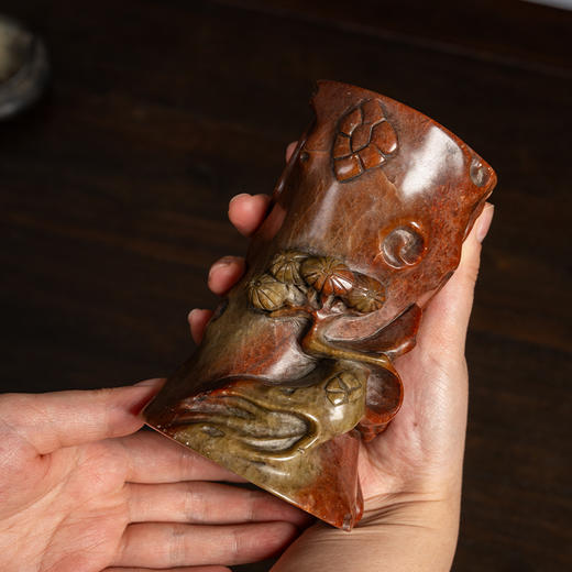 清 寿山石雕松树纹随形笔筒 商品图4