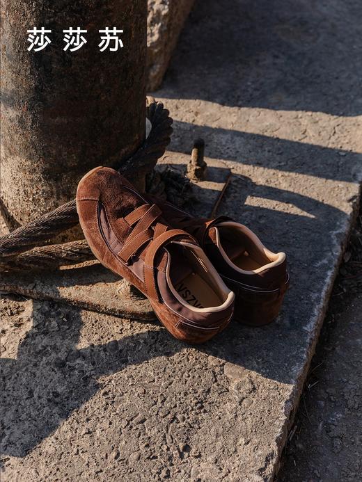 [松果]ZSAZSAZSU莎莎苏 2025春新款棕色复古运动阿甘鞋内增高休闲芭蕾德训鞋 商品图3