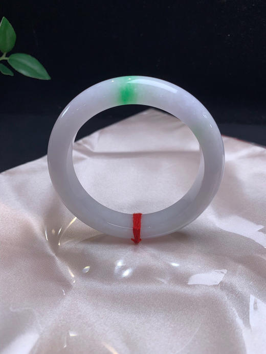 612444，55.4春带彩手镯，尺寸11.9-9mm。质地细腻柔润仙气十足一抹阳绿清新点缀 商品图3