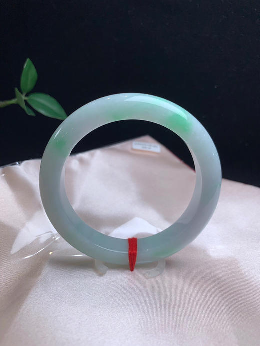 612445，56.9飘绿手镯，尺寸11.6-9.2mm。质地温润细腻果绿底干净清爽 商品图0