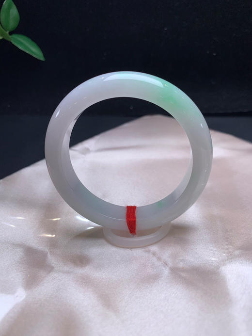 612447，52.1飘绿正圈手镯，尺寸12.4-8.2mm。飘绿底妆细腻清新干净白底青秀气完美 商品图2