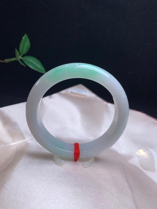 612446，54.5飘绿宽版手镯，尺寸11.5-8.5mm。底妆细腻清新淡雅白底青润润的整体均匀 商品图1